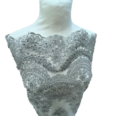Pizzo in tulle con ricami grigio perla mannequin 4