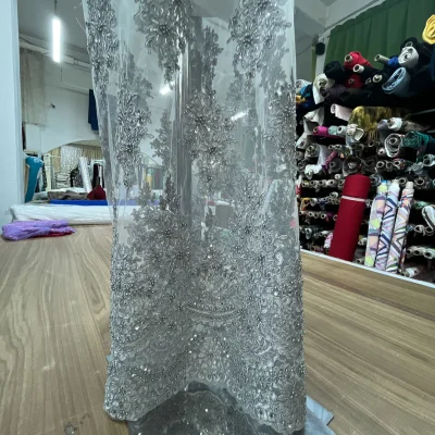 Pizzo in tulle con ricami grigio perla mannequin 3