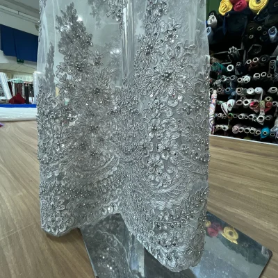 Pizzo in tulle con ricami grigio perla mannequin 2