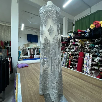 Pizzo in tulle con ricami grigio perla mannequin 1