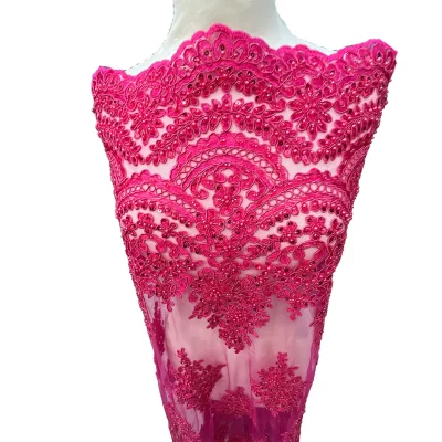 Pizzo in tulle con preziosi ricami Magenta 1