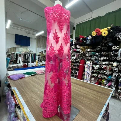Pizzo in tulle con preziosi ricami Magenta 2