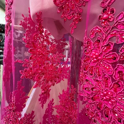 Pizzo in tulle con preziosi ricami Magenta 3