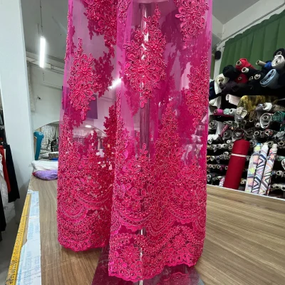 Pizzo in tulle con preziosi ricami Magenta 4