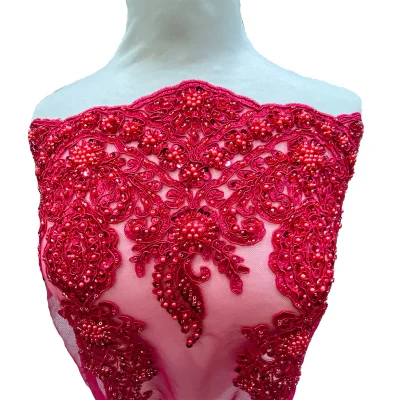 Pizzo in tulle con preziosi ricami rosso lampone mannequin 3