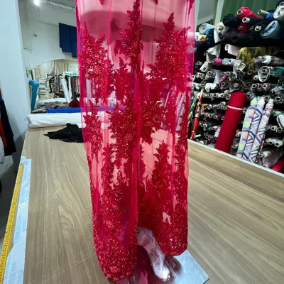 Pizzo in tulle con preziosi ricami rosso lampone mannequin 2