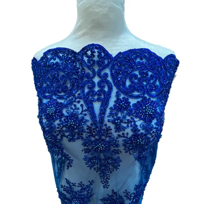 Pizzo in tulle con preziosi ricami blu reale 1