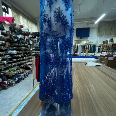 Pizzo in tulle con preziosi ricami blu reale 2