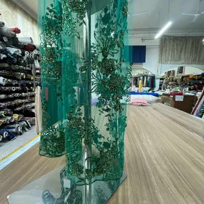 Pizzo in tulle con preziosi ricami verde smeraldo mannequin 3