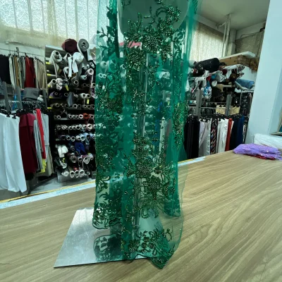Pizzo in tulle con preziosi ricami verde smeraldo mannequin 2