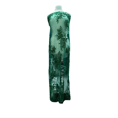 Pizzo in tulle con preziosi ricami verde smeraldo mannequin 1