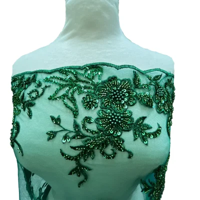 Pizzo in tulle con preziosi ricami verde smeraldo mannequin 4