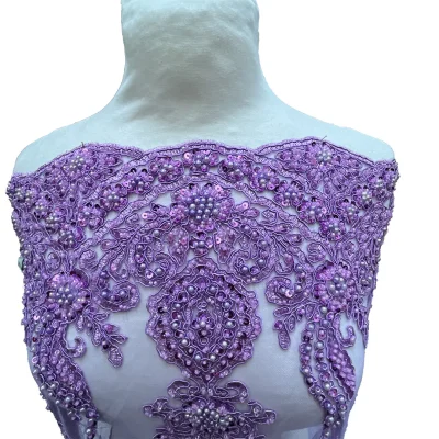 Pizzo in tulle con preziosi ricami lilla 1