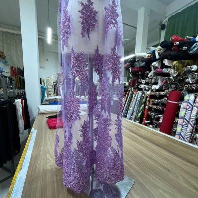 Pizzo in tulle con preziosi ricami lilla 2
