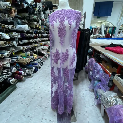 Pizzo in tulle con preziosi ricami lilla 3
