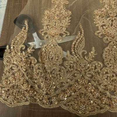 Pizzo in tulle con preziosi ricami oro 2