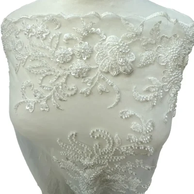 Pizzo in tulle con preziosi ricami oro Bianco 4