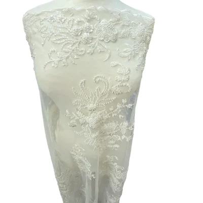 Pizzo in tulle con preziosi ricami oro Bianco 1