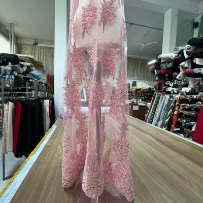 Pizzo in tulle con preziosi ricami rosa 2