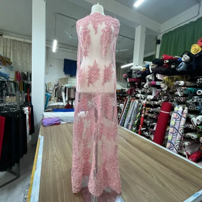 Pizzo in tulle con preziosi ricami rosa 3