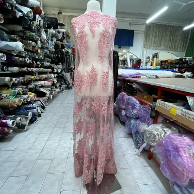 Pizzo in tulle con preziosi ricami rosa 4