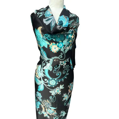 Scampolo alta moda stile floreale in raso leggero di pura seta made in italy mannequin 2