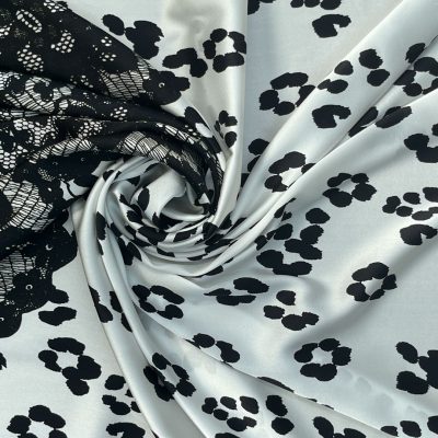 Scampolo di seta ricamato made in italy fantasia animalier su sfondo azzurro e bianco 3