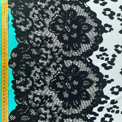 Scampolo di seta ricamato made in italy fantasia animalier su sfondo azzurro e bianco 2