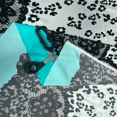 Scampolo di seta ricamato made in italy fantasia animalier su sfondo azzurro e bianco 1