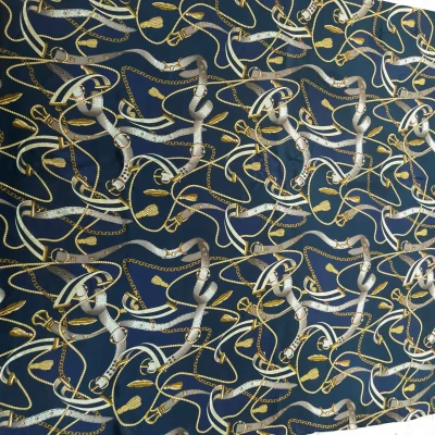 Scampolo in raso di pura seta d'Alta Moda fantasia astratta con cinture e catene 3