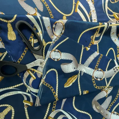 Scampolo in raso di pura seta d'Alta Moda fantasia astratta con cinture e catene 5