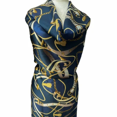 Scampolo in raso di pura seta d'Alta Moda fantasia astratta con cinture e catene mannequin 6