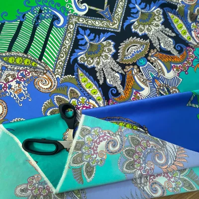 Scampolo di tessuto in raso di seta fantasia esotica 4