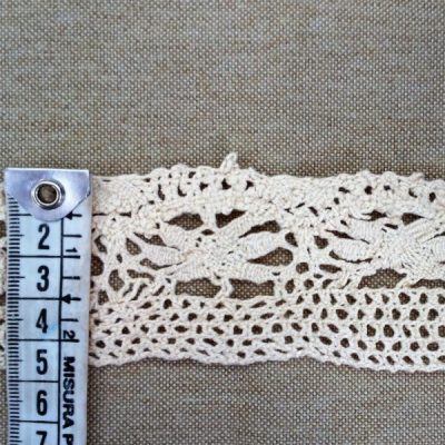Balza di pizzo in macram&egrave; a motivo floreale - crema