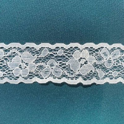 Balza in pizzo fine con fiori ricamati