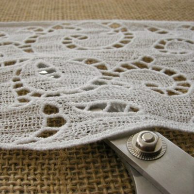 balza in pizzo per abiti e decori bianco celeste 3