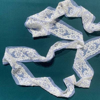 Balza in tulle ricamato avorio su base bianca