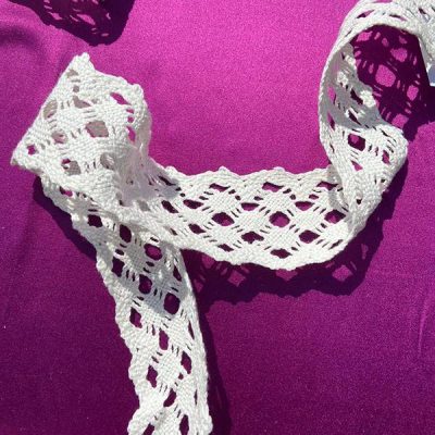 Balza in pizzo ricamato bianco con intrecci geometrici