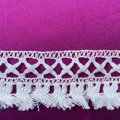 Balza in pizzo con intreccio ricamato con piccola frangetta