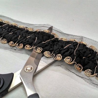 Balza in tulle con inserti dorati nero 3