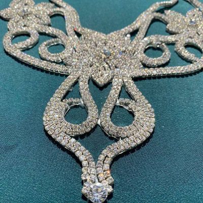 Decorazione floreale con diamanti per scollature abiti