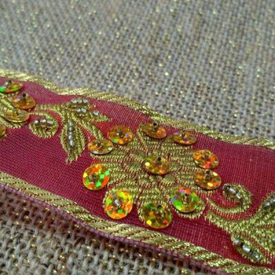 Nastro con paillettes e decorazioni floreali in stile liberty rosso e oro 4