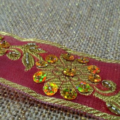 Nastro con paillettes e decorazioni floreali in stile liberty rosso e oro 1