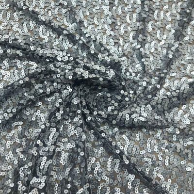Paillettes tonde grigie su base tulle nero elasticizzato 5