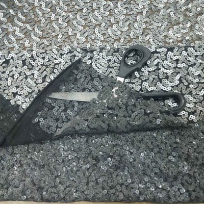 Paillettes tonde grigie su base tulle nero elasticizzato 3