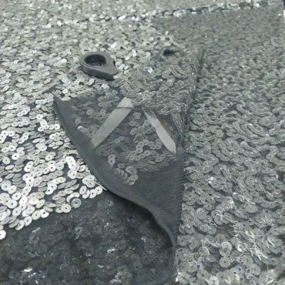 Paillettes tonde grigie su base tulle nero elasticizzato 2