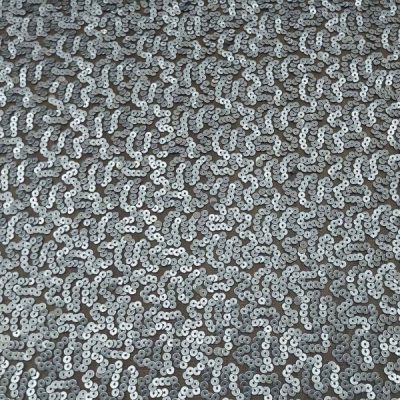 Paillettes tonde grigie su base tulle nero elasticizzato 6