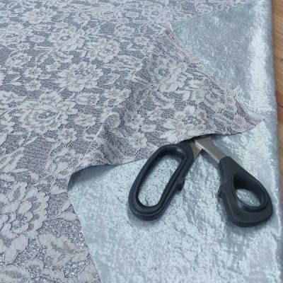 Pizzo da abbigliamento grigio su base glitterata 1