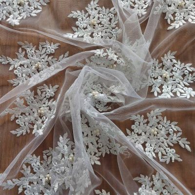 Pizzo su base tulle con ricami floreali bianco argentati con perline Alt.150 cm