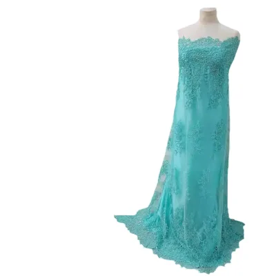 Pizzo su tulle con ricamo macarme acquamarina manichino 2